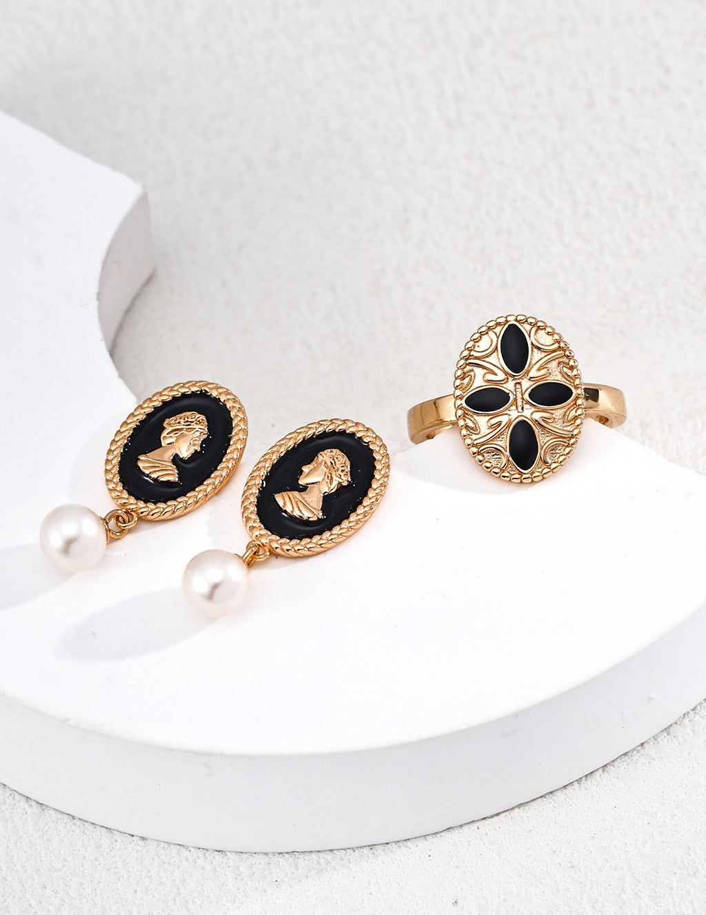 THE BLACK GLAZE QUEEN EARRINGS (E-00005)