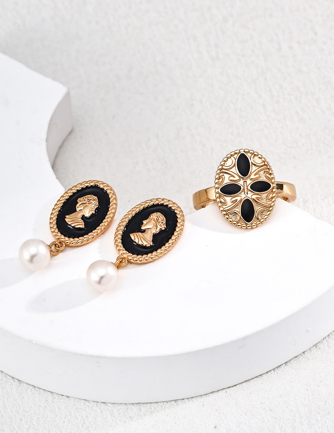 THE BLACK GLAZE QUEEN EARRINGS (E-00005)