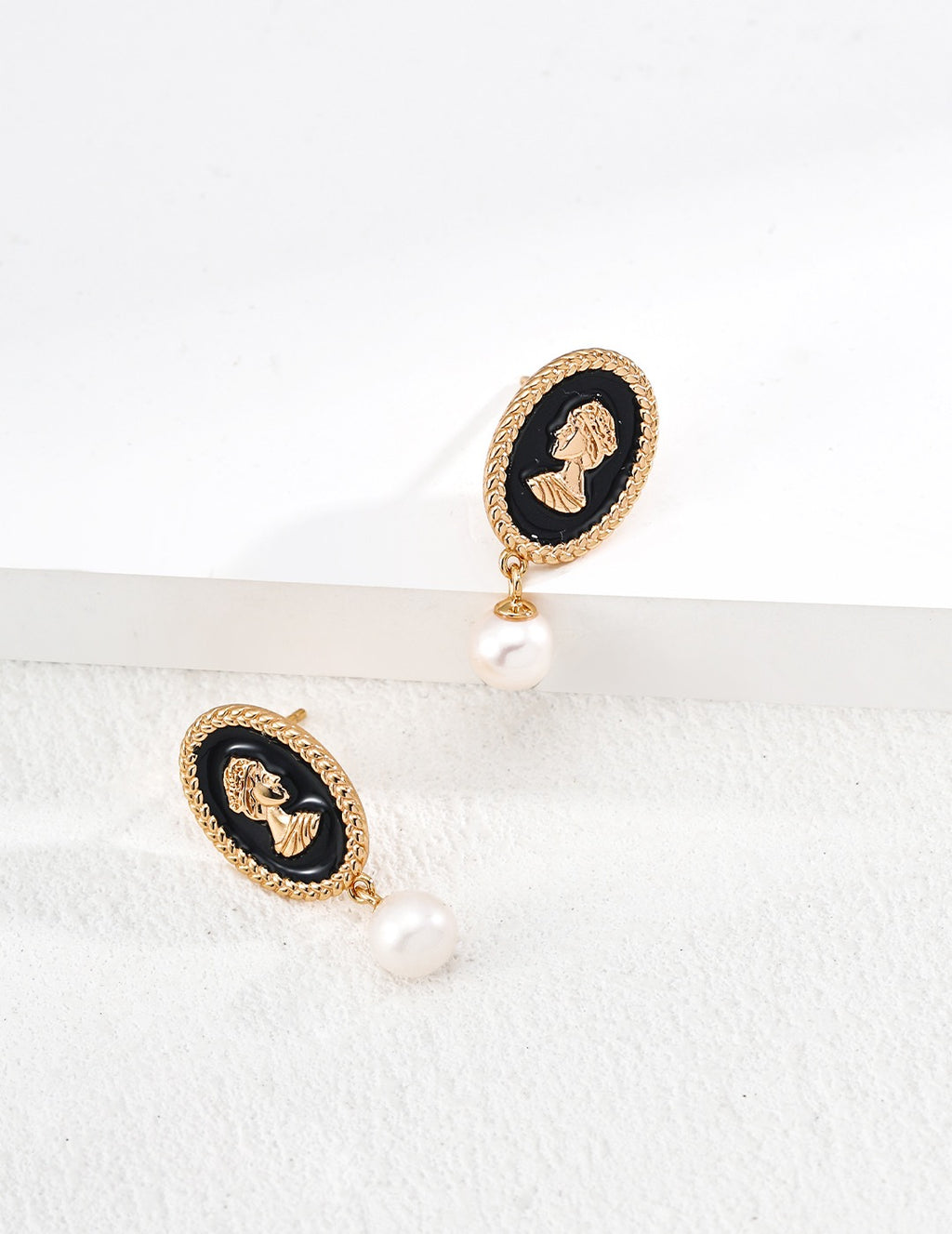 THE BLACK GLAZE QUEEN EARRINGS (E-00005)
