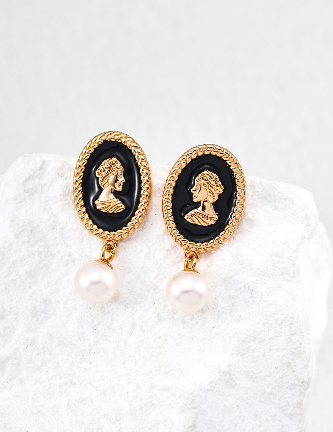 THE BLACK GLAZE QUEEN EARRINGS (E-00005)