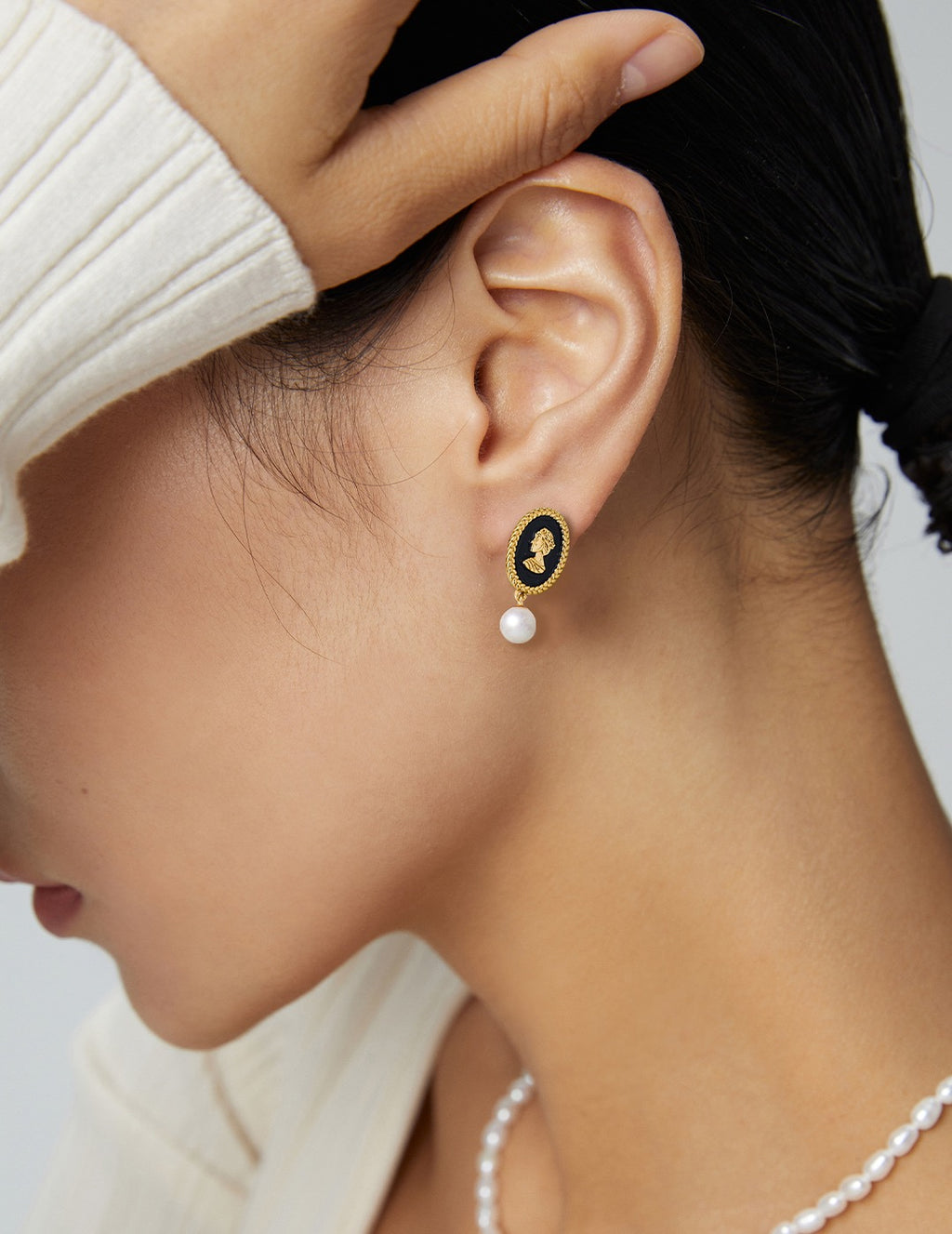 THE BLACK GLAZE QUEEN EARRINGS (E-00005)