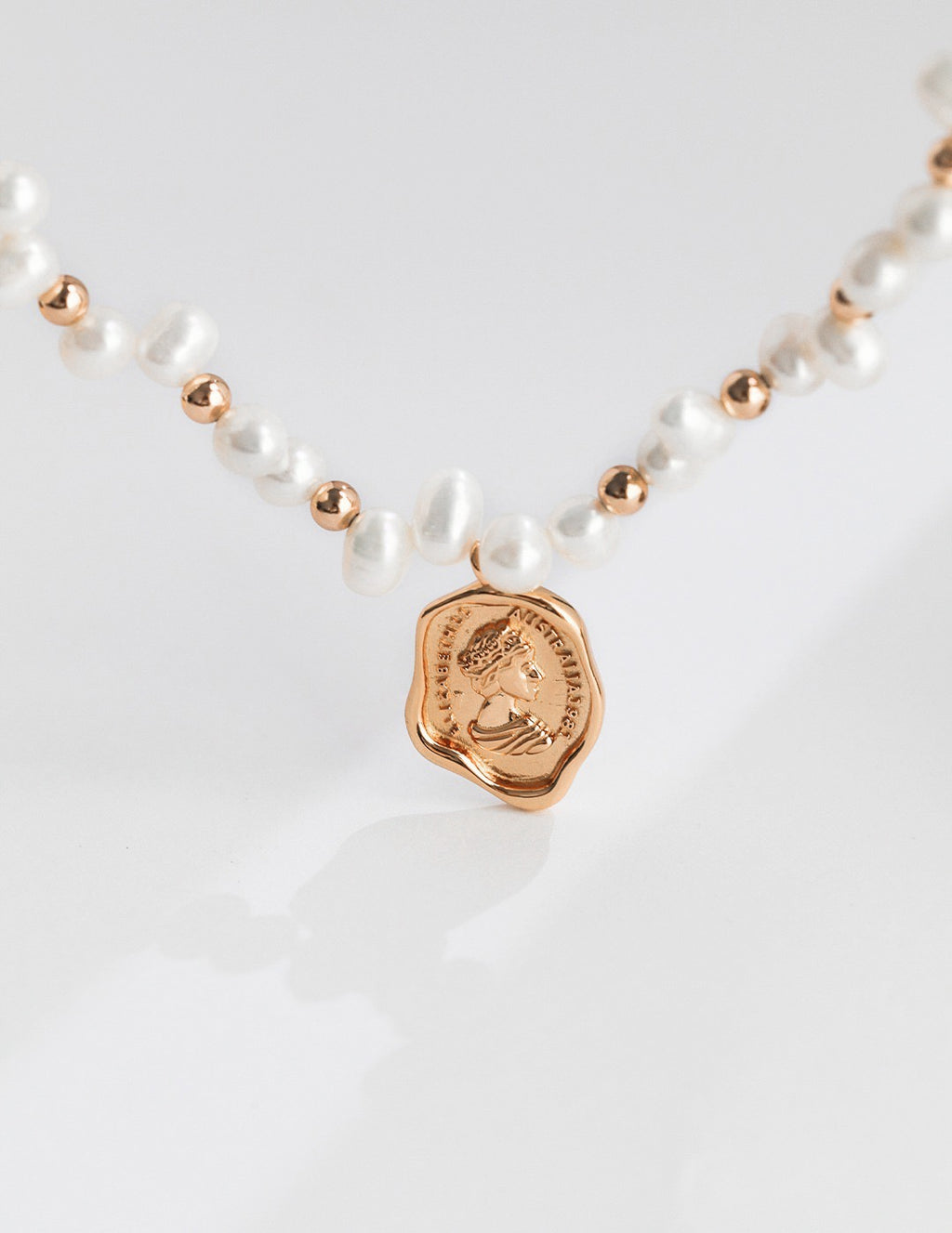 THE QUEEN'S PETAL NECKLACE