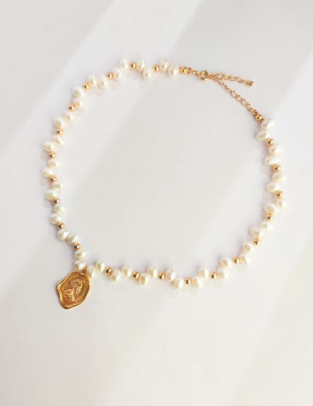 THE QUEEN'S PETAL NECKLACE
