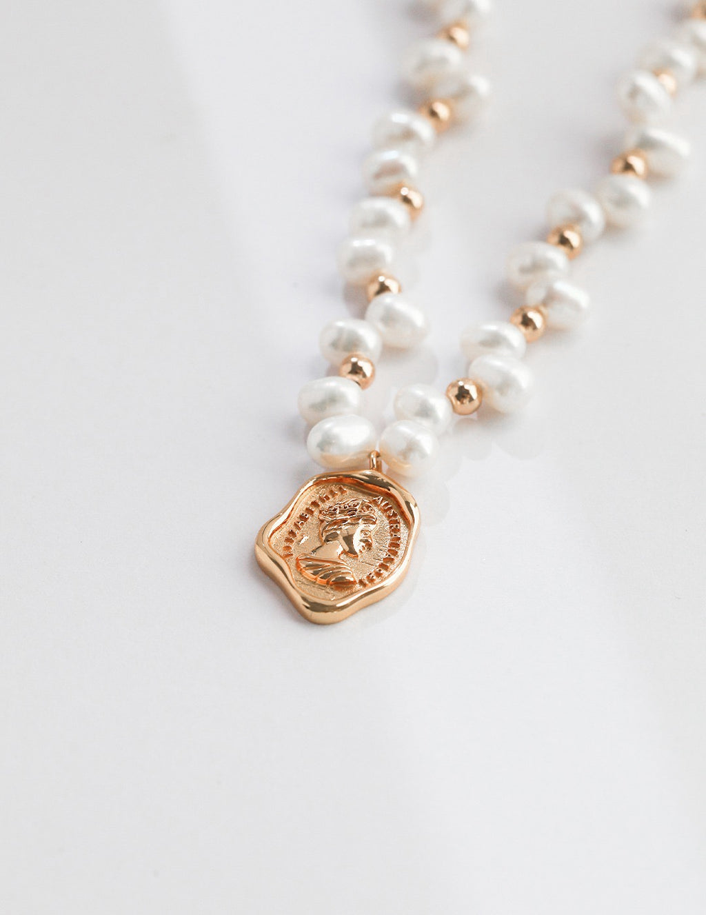 THE QUEEN'S PETAL NECKLACE