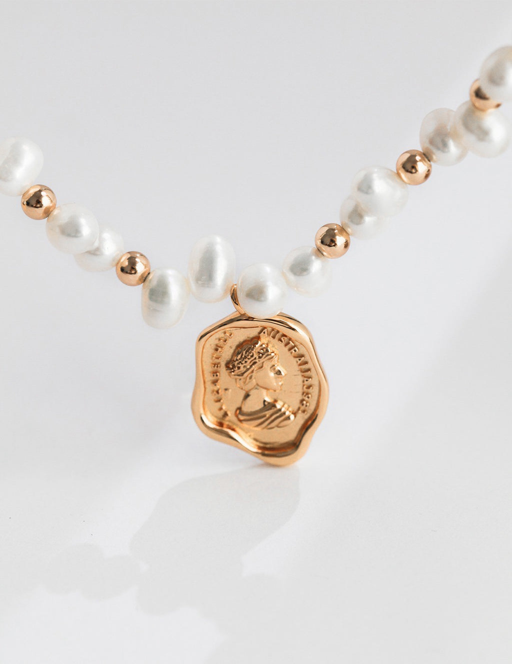 THE QUEEN'S PETAL NECKLACE