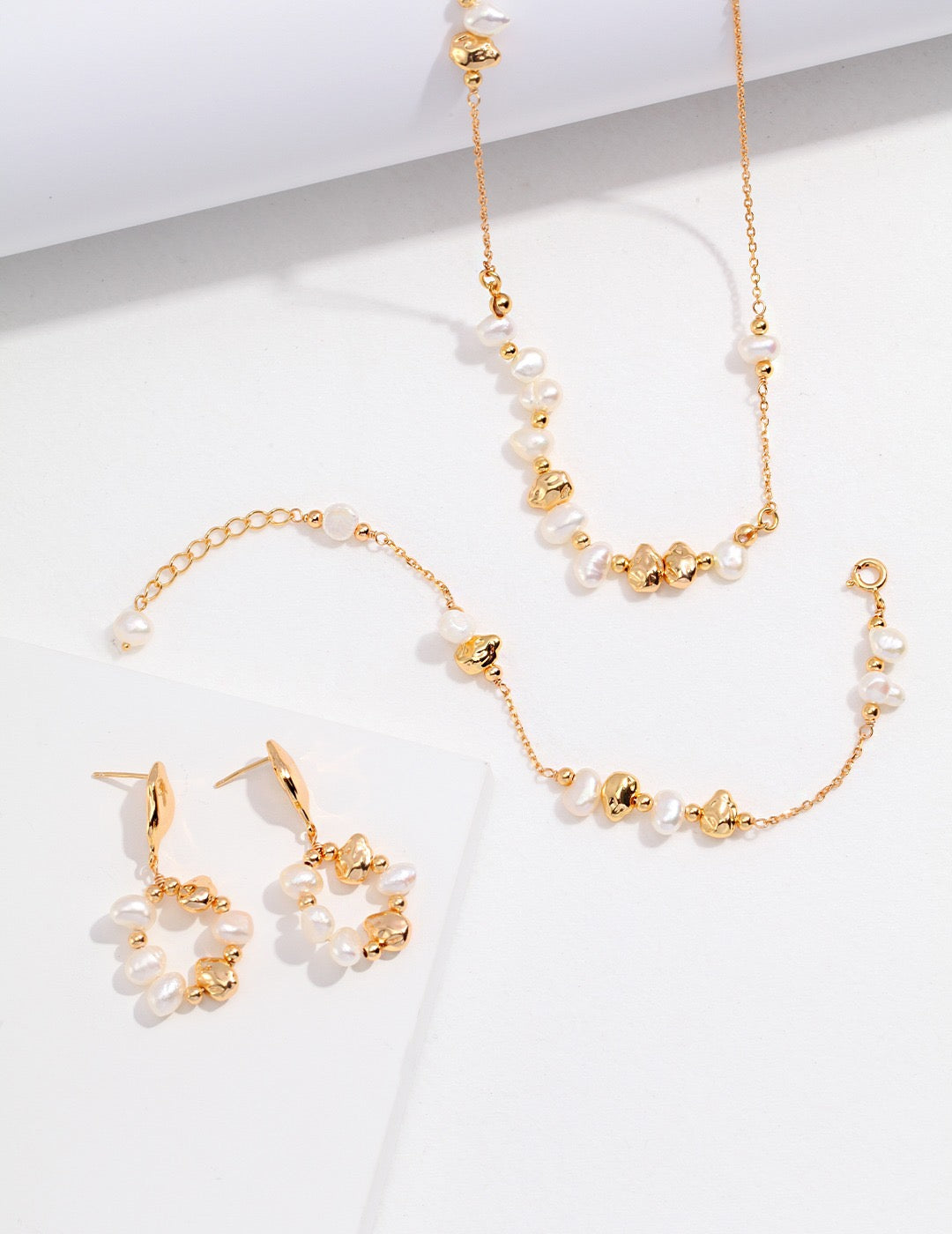 THE SHINNING BEADS NECKLACE
