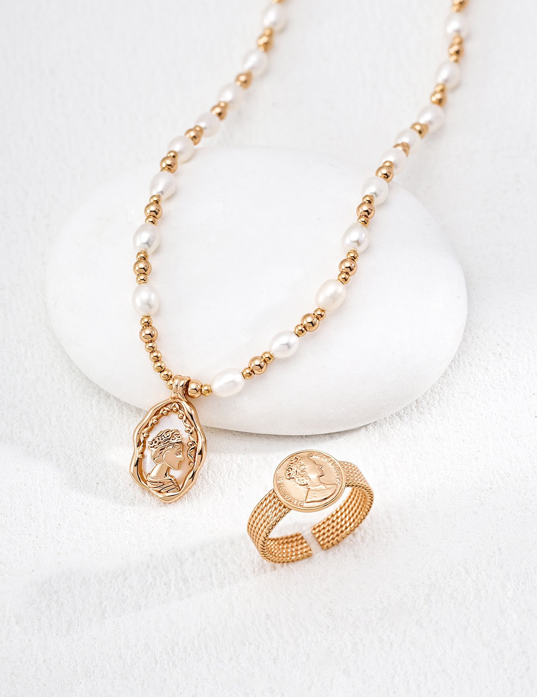 THE QUEEN IN FRAME PEARL NECKLACE (N-00006)