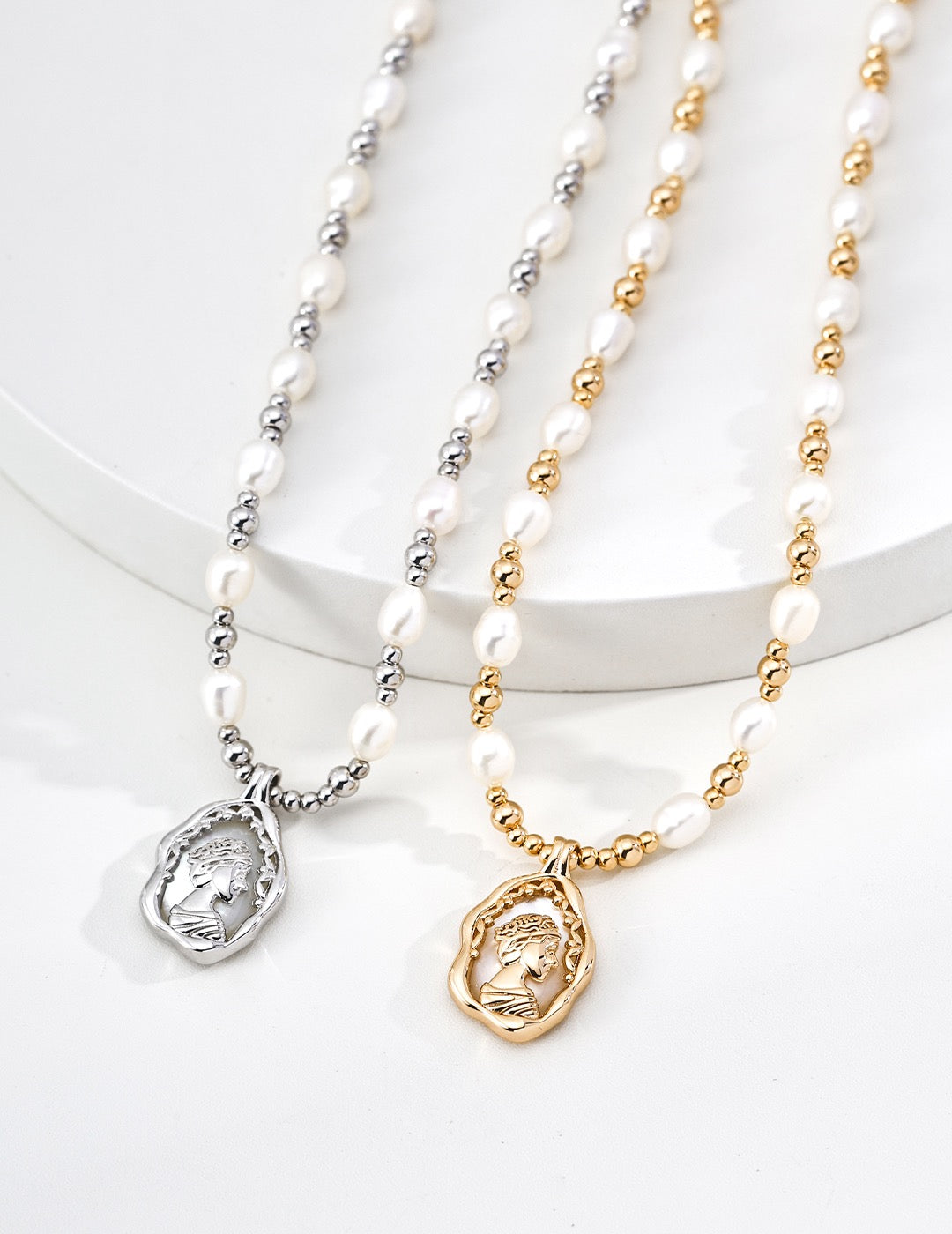 THE QUEEN IN FRAME PEARL NECKLACE (N-00006)