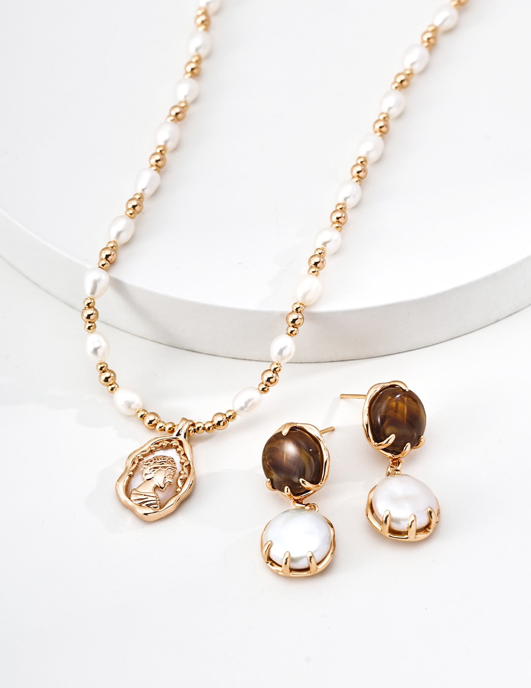 THE QUEEN IN FRAME PEARL NECKLACE (N-00006)