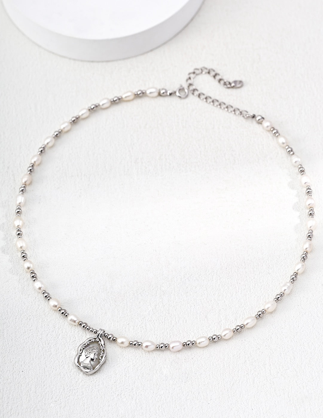 THE QUEEN IN FRAME PEARL NECKLACE (N-00006)