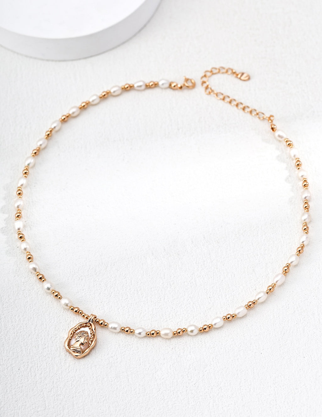 THE QUEEN IN FRAME PEARL NECKLACE (N-00006)