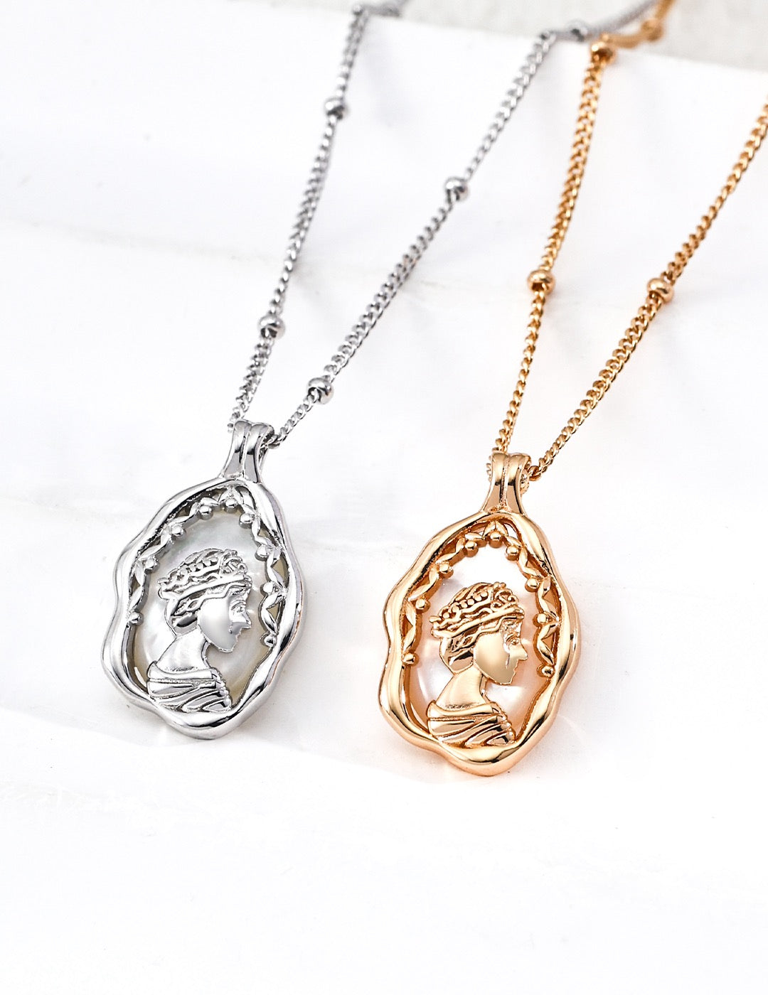 THE QUEEN IN FRAME NECKLACE (N-00007)