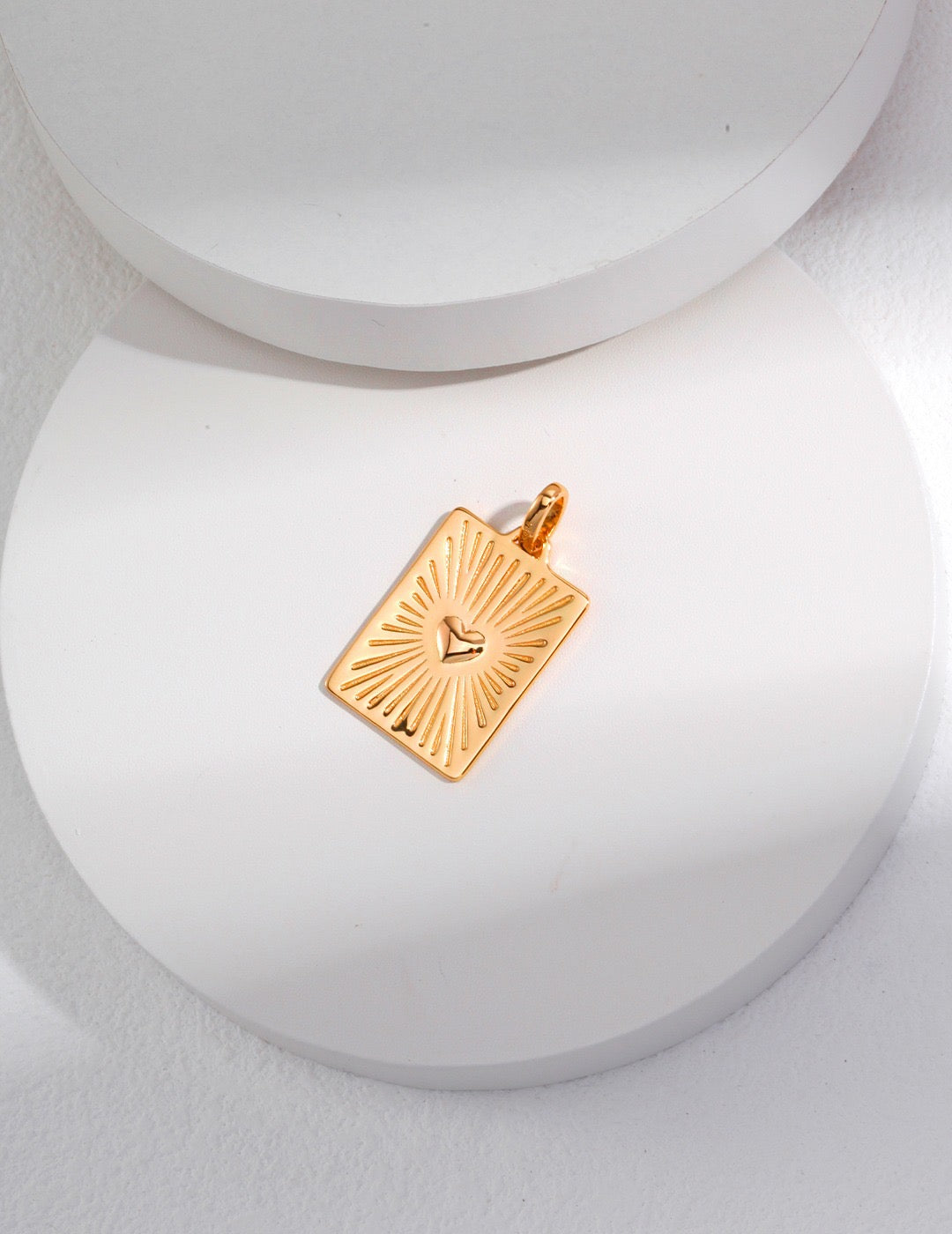 THE GLOWING HEART PENDANT WITH CHAIN (N-00011)