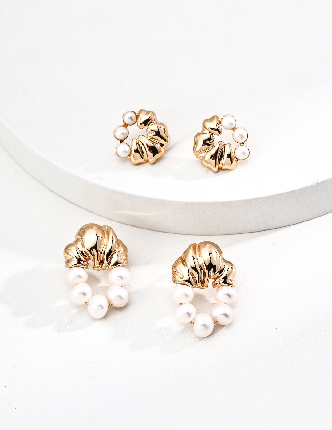 CROISSANT WITH PEARLS HOOPS