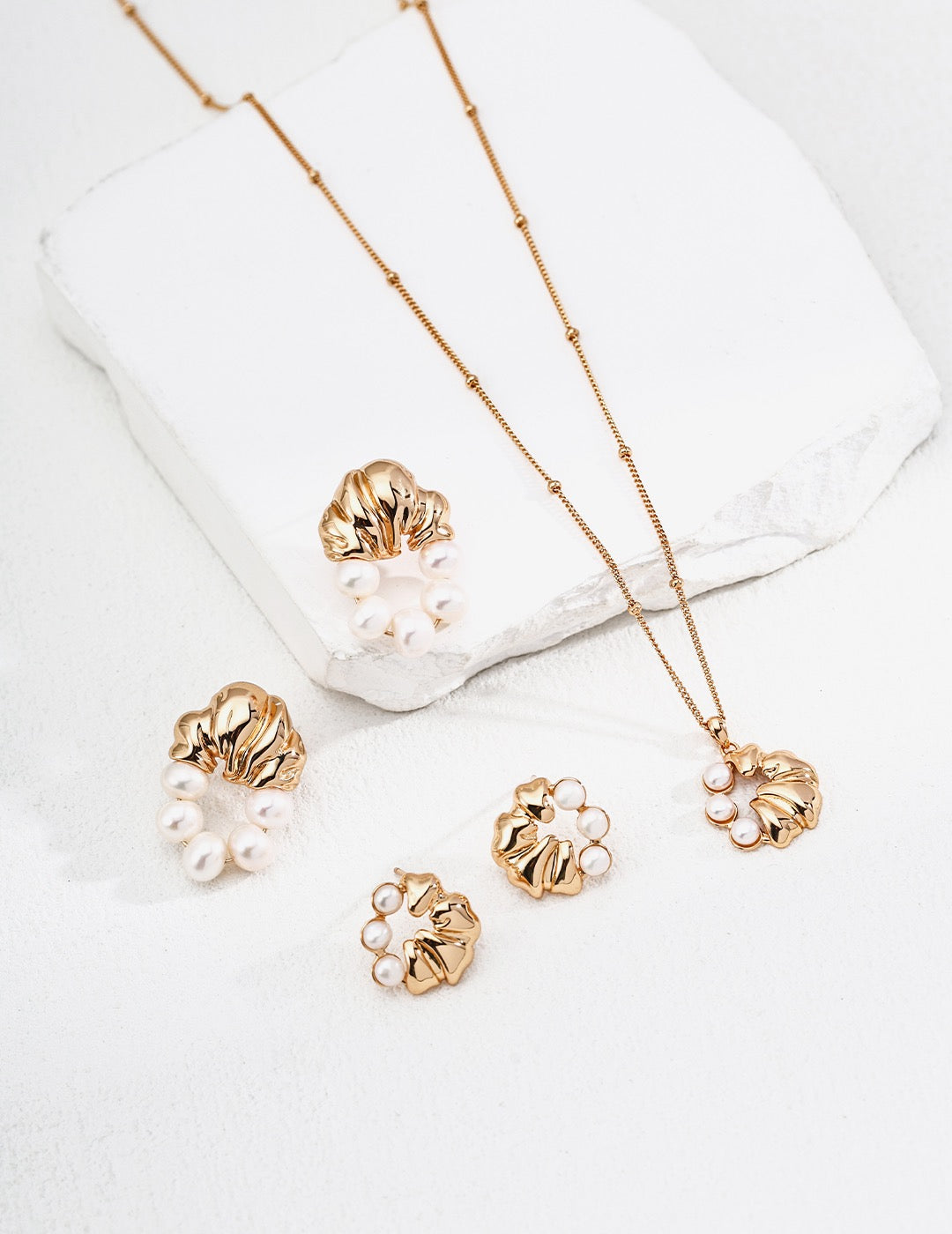 THE CROISSANT WITH PEARLS NECKLACE (N-00012)