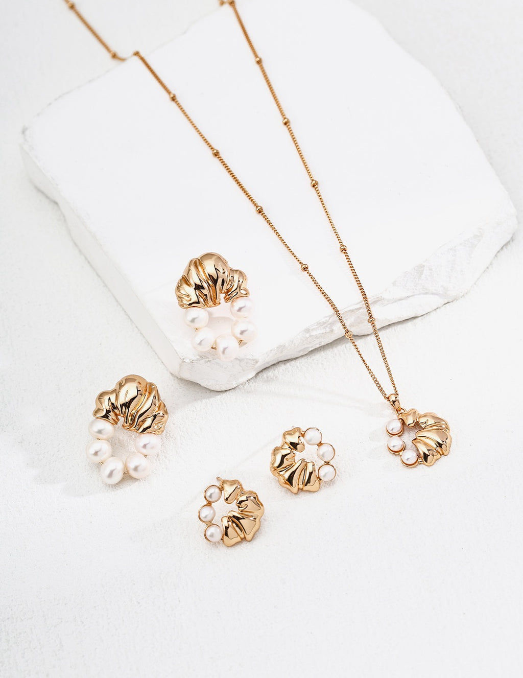 CROISSANT WITH PEARLS EARRINGS