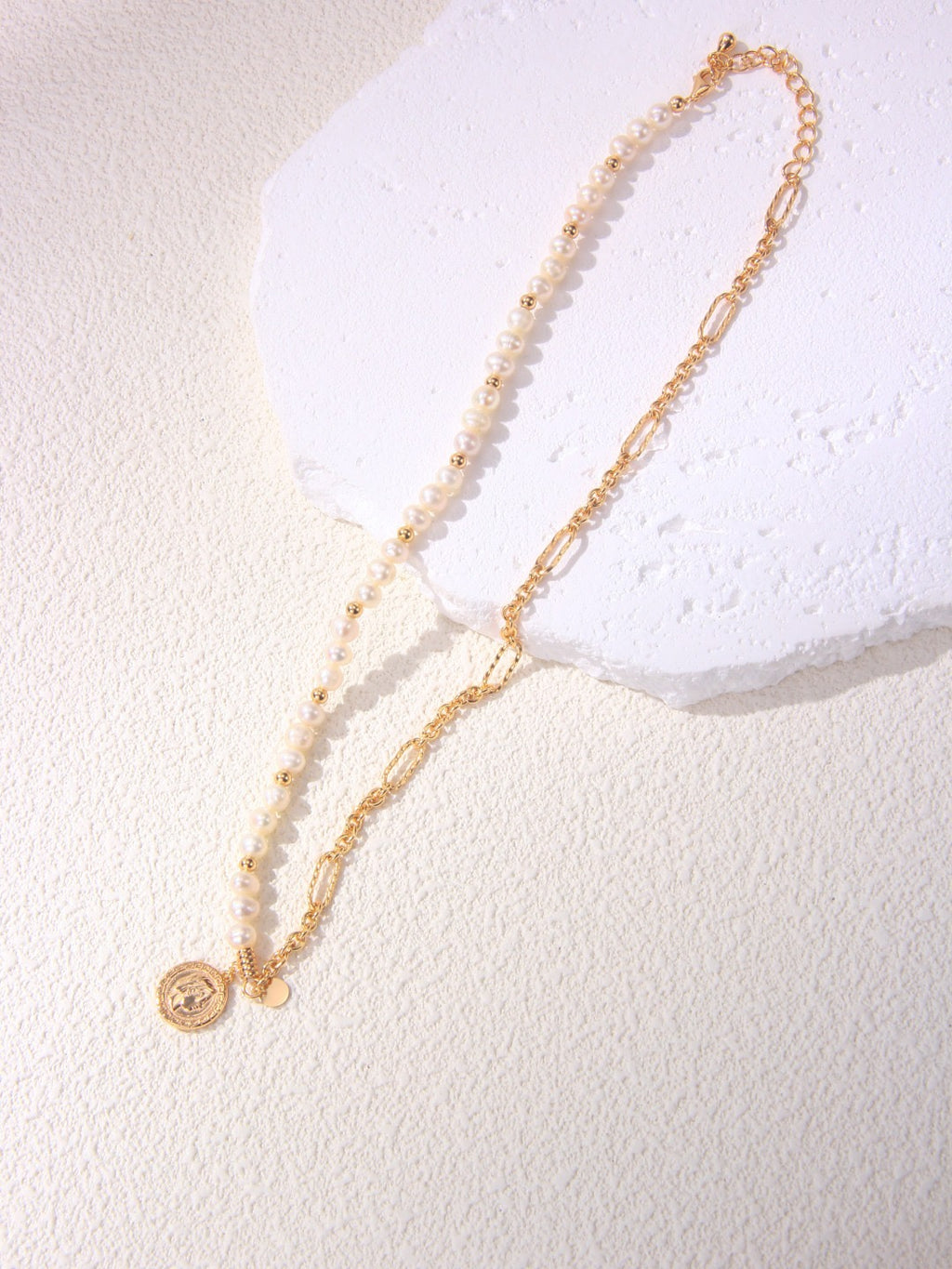 LA DUONĈENA KOLĈENO DE LA REĜINO (N-00008)