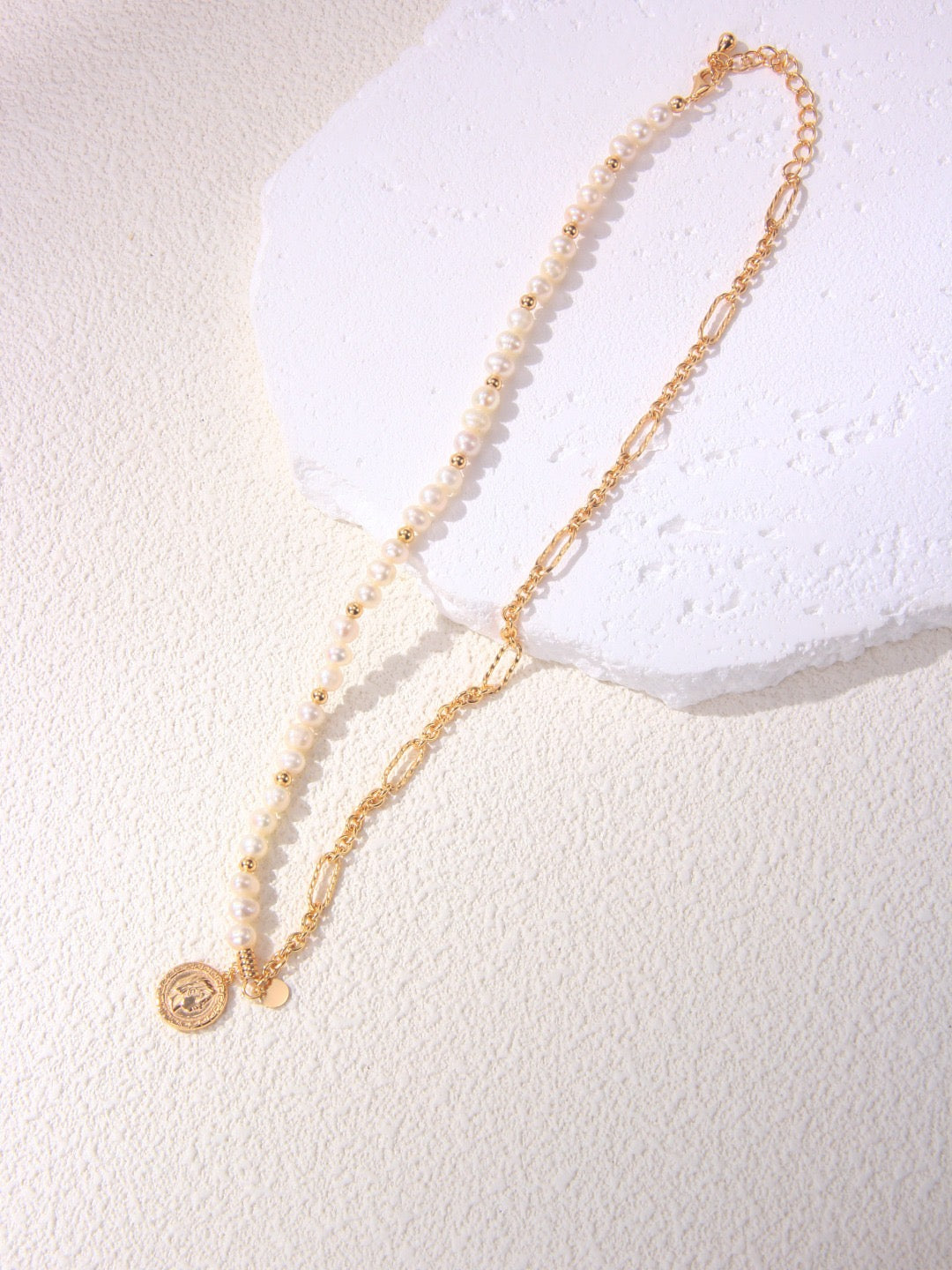 THE QUEEN'S HALF CHAIN NECKLACE (N-00008)