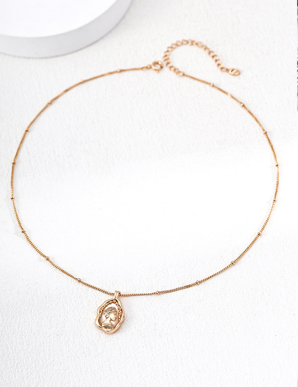 THE QUEEN IN FRAME NECKLACE (N-00007)