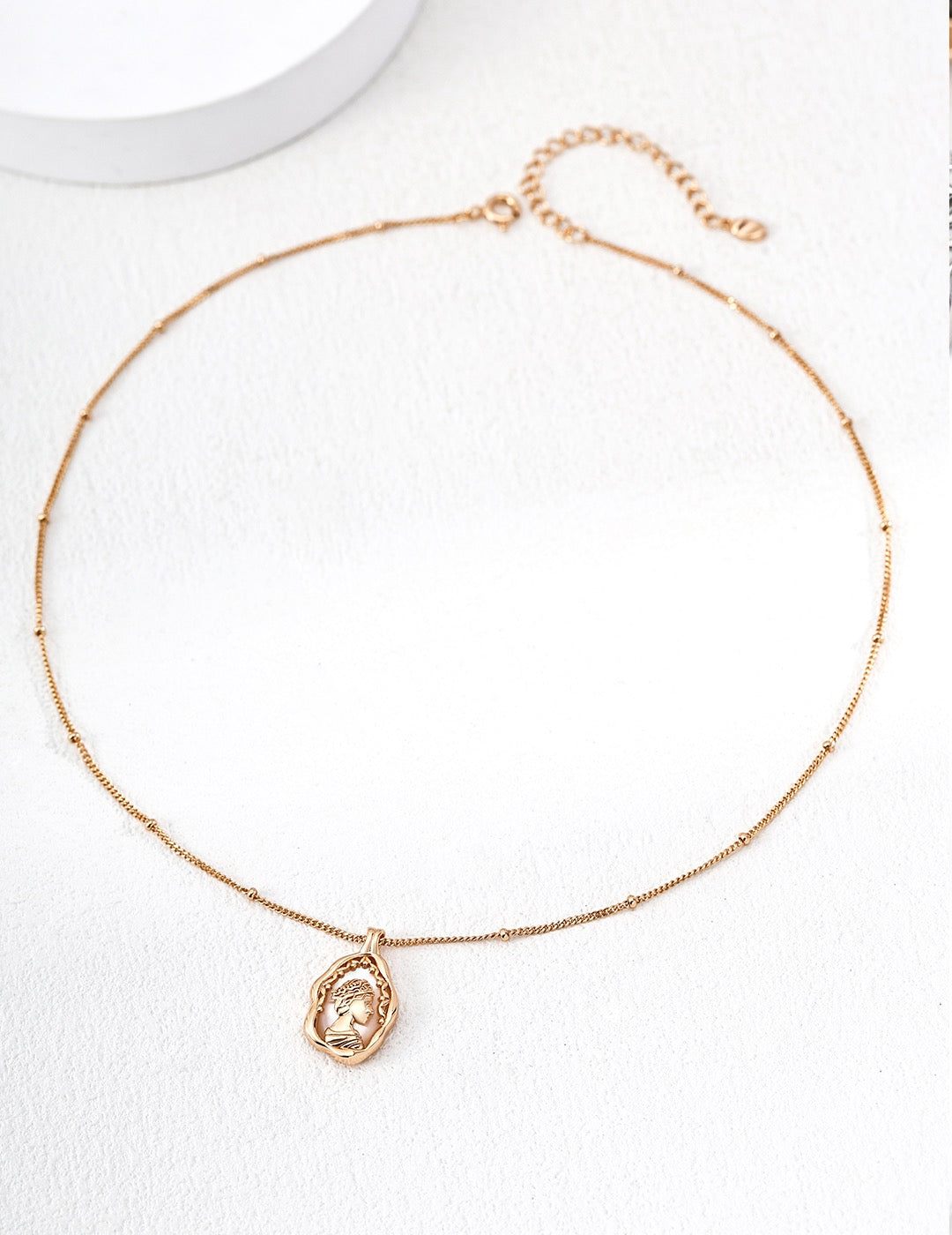 THE QUEEN IN FRAME NECKLACE (N-00007)