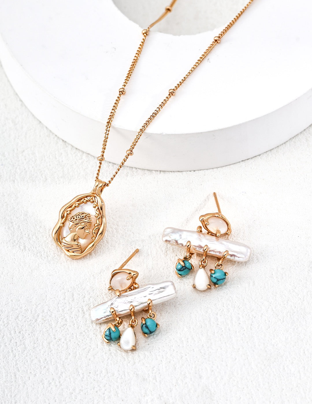 THE QUEEN IN FRAME NECKLACE (N-00007)