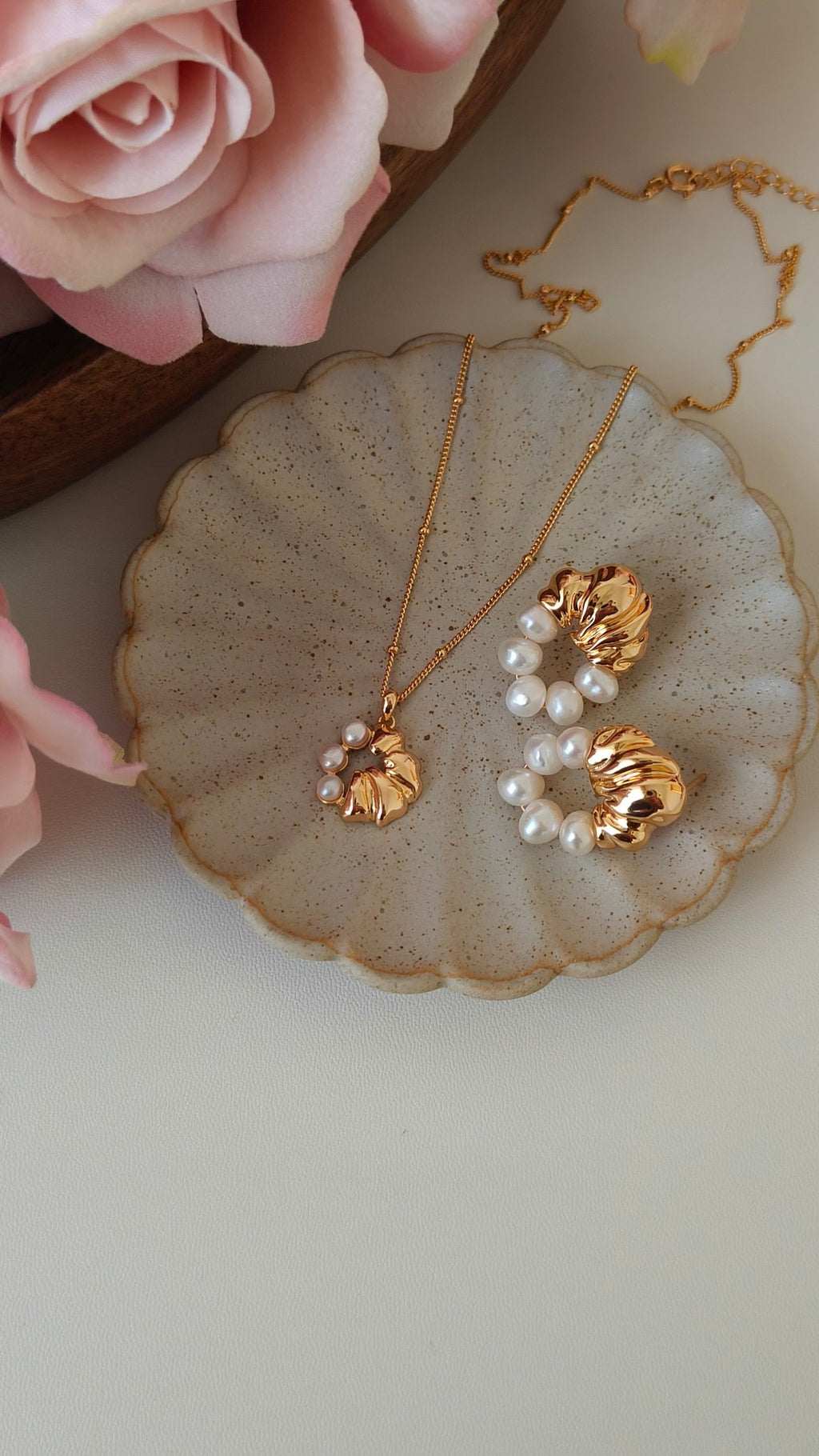 THE CROISSANT WITH PEARLS NECKLACE (N-00012)