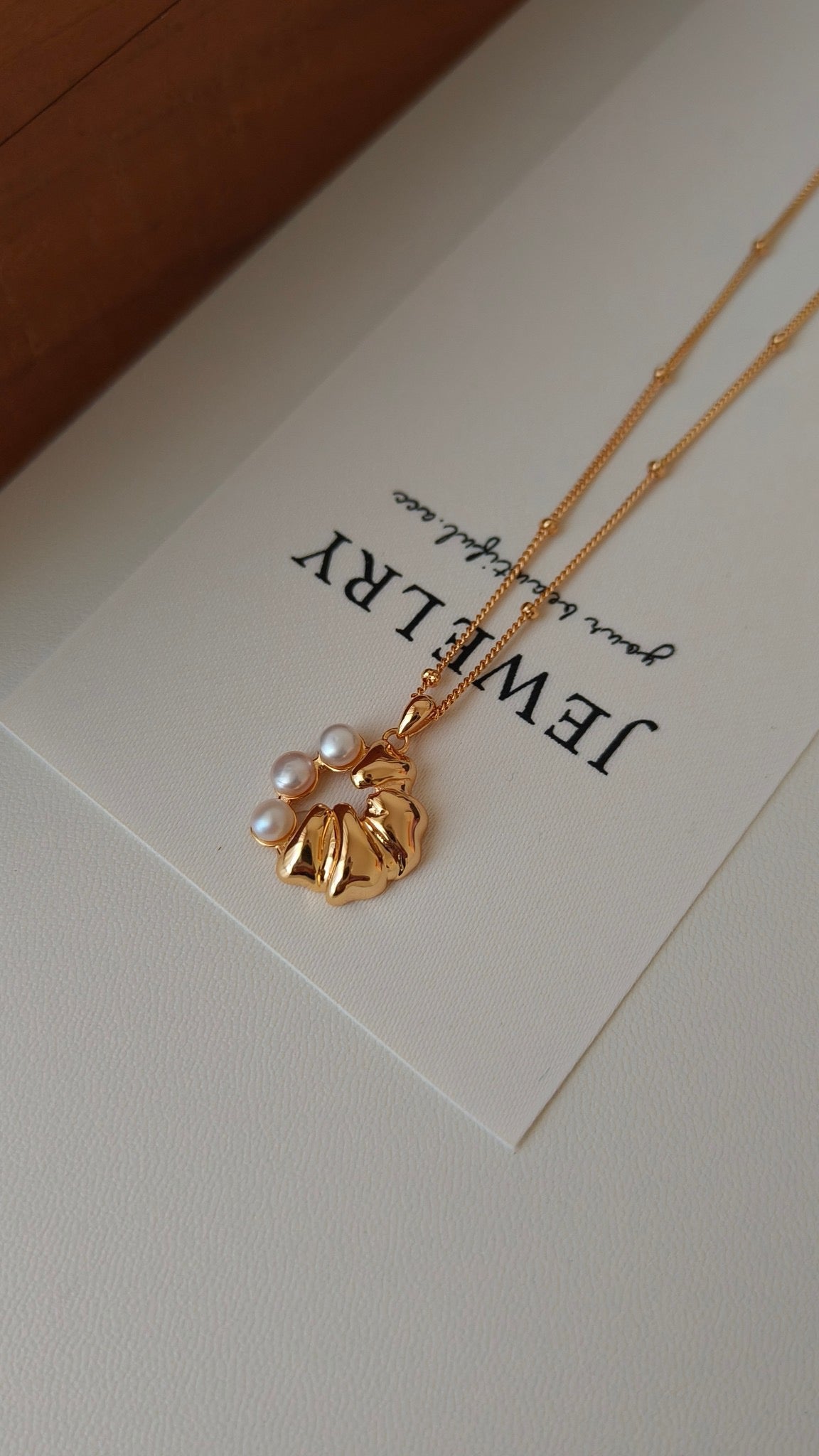 THE CROISSANT WITH PEARLS NECKLACE (N-00012)