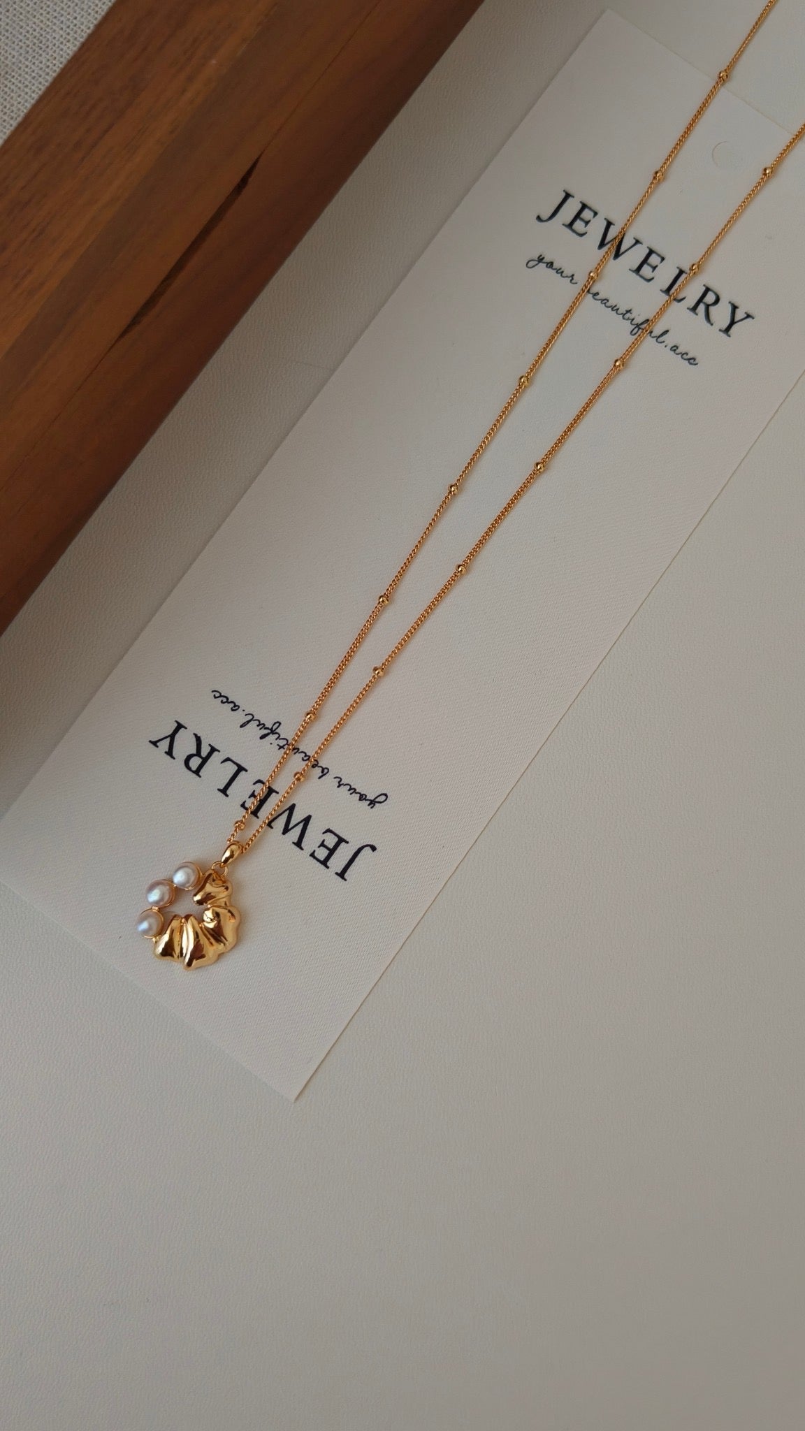 THE CROISSANT WITH PEARLS NECKLACE (N-00012)