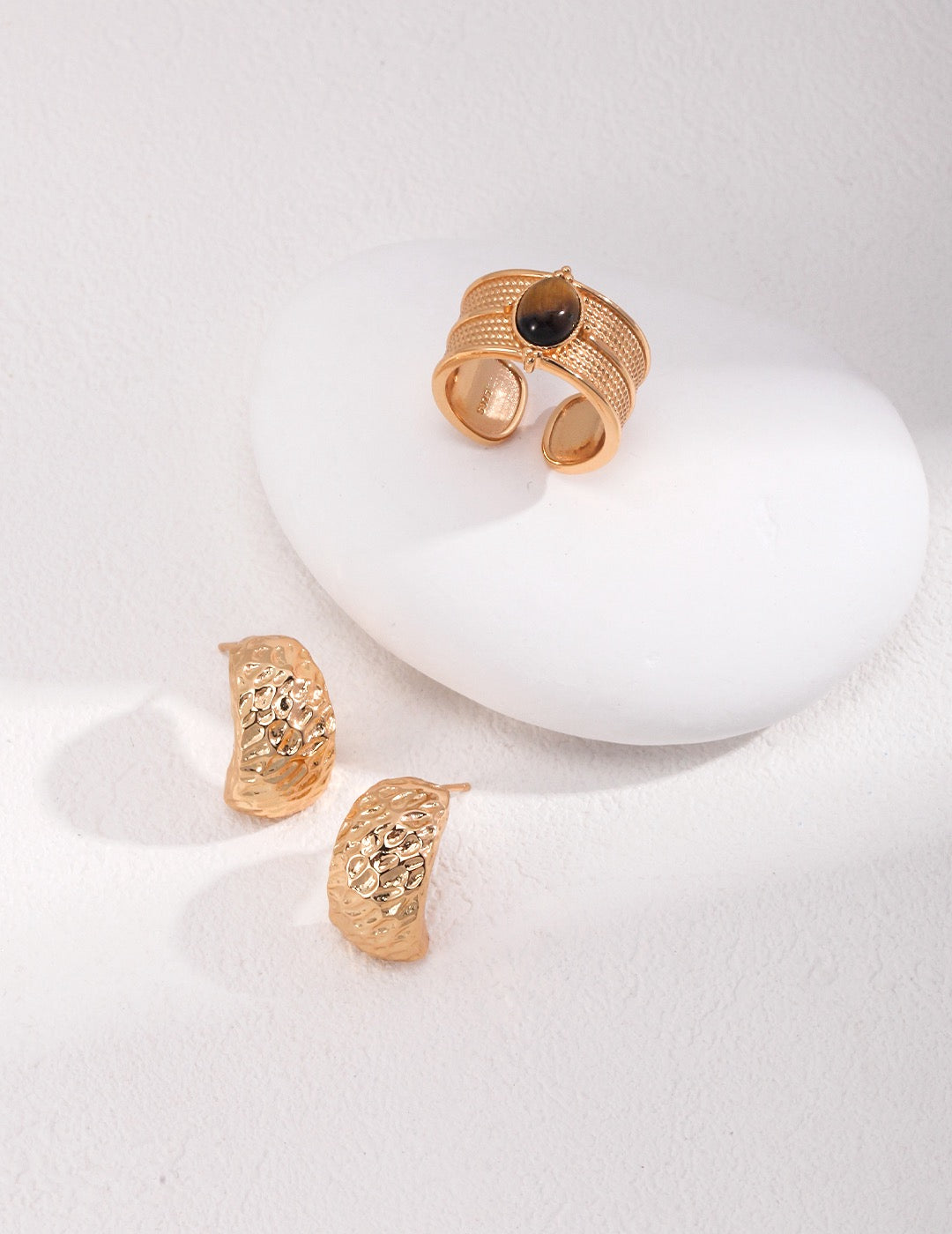 THE TIGER'S EYE (R-00013)