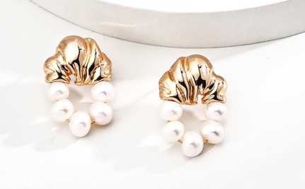 CROISSANT WITH PEARLS HOOPS